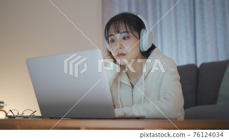 年輕女子享受深夜音樂 76124034