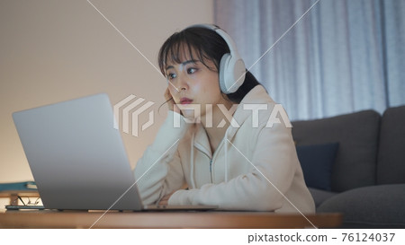 年輕女子享受深夜音樂 76124037