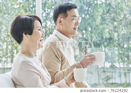 中年、情侶、夫妻、家庭 76124292