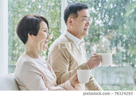 中年、情侶、夫妻、家庭 76124293