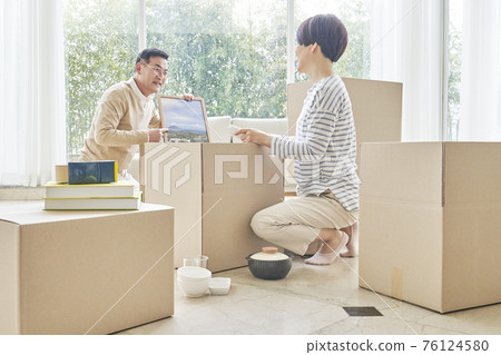 middle age, couple, couples, family, moving, moving middle age, couple, couples, family, moving, moving 76124580