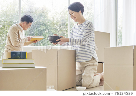 中年、情侶、夫妻、家庭、搬家、搬運行李 中年、情侶、夫妻、家庭、搬家、搬運行李 76124589