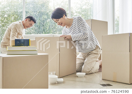 中年、情侶、夫妻、家庭、搬家、搬運行李 中年、情侶、夫妻、家庭、搬家、搬運行李 76124590