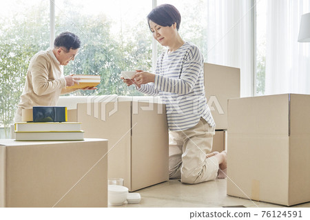 中年、情侶、夫妻、家庭、搬家、搬運行李 中年、情侶、夫妻、家庭、搬家、搬運行李 76124591