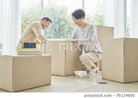 middle age, couple, couples, family, moving, moving 76124600