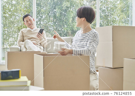中年、情侶、夫妻、家庭、搬家、搬運行李 中年、情侶、夫妻、家庭、搬家、搬運行李 76124855