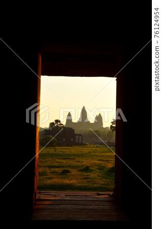 Angkor Wat in the viewfinder Angkor Wat in the viewfinder 76124954