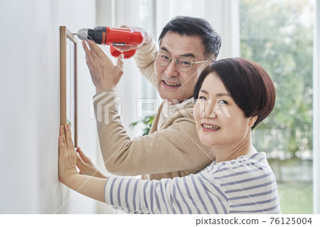 中年,情侶,夫妻,家庭,搬家,相框,新房,DIY 76125004