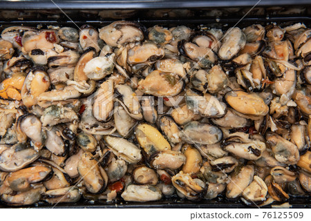 Mussels shrimp in plastic container 76125509