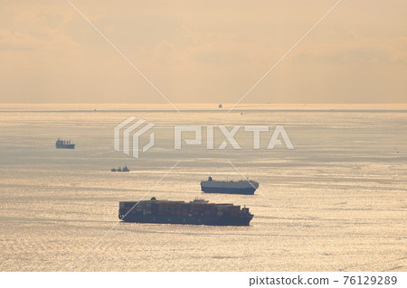 浦賀水道，等待領航員的貨船 76129289