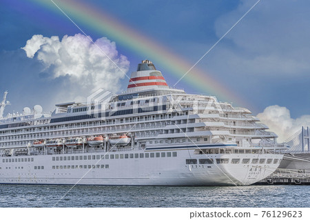 [Asuka II, Rainbow over Osanbashi International Passenger Terminal, Yokohama Port, Rainbow and Sky Synthesis] 76129623