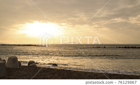 Morning glow in Tokyo Bay 76129867