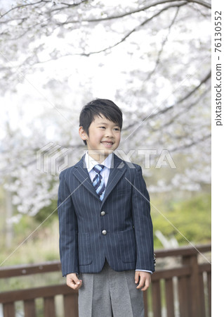 春天櫻花盛開公園裡跳舞的一年級新人 春天櫻花盛開公園裡跳舞的一年級新人 76130552