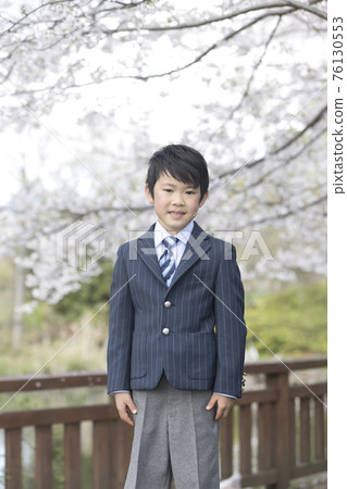 春天櫻花盛開公園裡跳舞的一年級新人 春天櫻花盛開公園裡跳舞的一年級新人 76130553