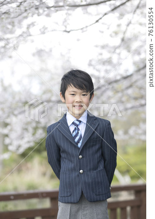 春天櫻花盛開公園裡跳舞的一年級新人 76130554