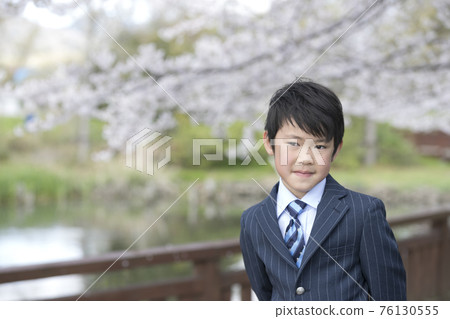 春天櫻花盛開公園裡跳舞的一年級新人 春天櫻花盛開公園裡跳舞的一年級新人 76130555