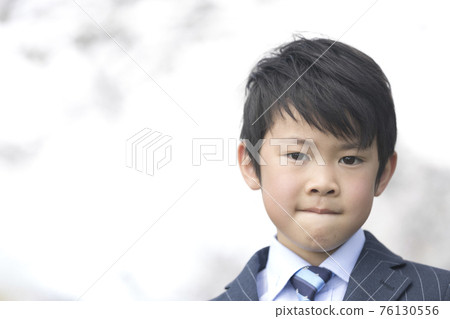 春天櫻花盛開公園裡跳舞的一年級新人 春天櫻花盛開公園裡跳舞的一年級新人 76130556