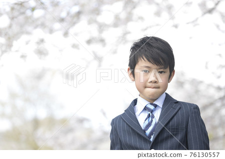 春天櫻花盛開公園裡跳舞的一年級新人 春天櫻花盛開公園裡跳舞的一年級新人 76130557