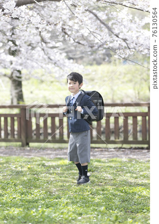 春天櫻花盛開公園裡跳舞的一年級新人 春天櫻花盛開公園裡跳舞的一年級新人 76130564