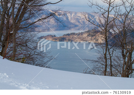 十和田湖在冬天 76130919
