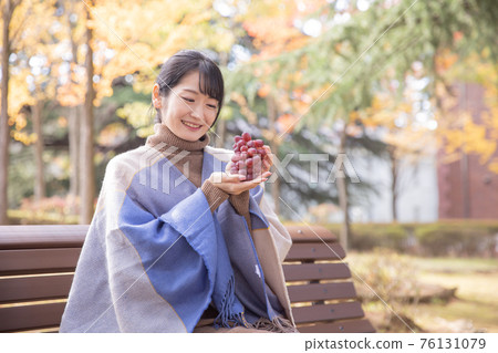 秋天公園裡帶葡萄的女人 秋天公園裡帶葡萄的女人 76131079