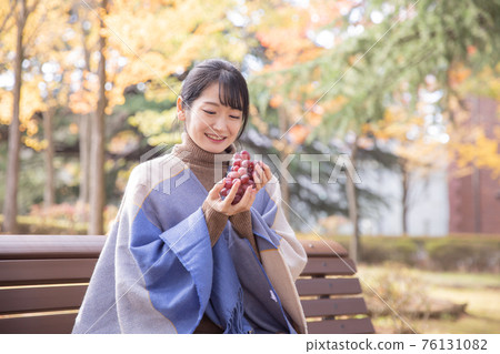 秋天公園裡帶葡萄的女人 秋天公園裡帶葡萄的女人 76131082