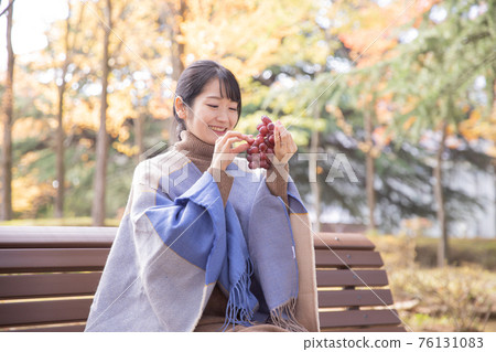 秋天公園裡帶葡萄的女人 秋天公園裡帶葡萄的女人 76131083