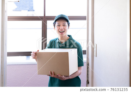 A man delivering a package 76131235