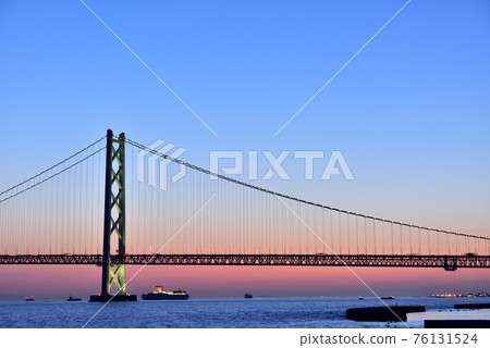 Sunset at Akashi Kaikyo Bridge 76131524