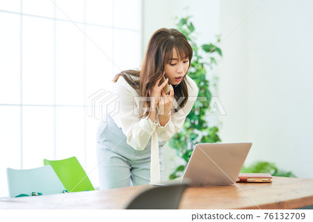 遠程工作遠程工作的年輕女子 76132709