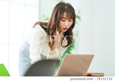 遠程工作遠程工作的年輕女子 76132710