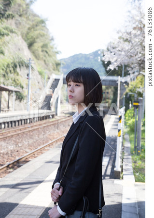 Business person standing on the platform of the station 76133086