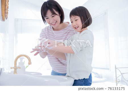 家庭女孩和媽媽在洗手間洗手 家庭女孩和媽媽在洗手間洗手 76133175