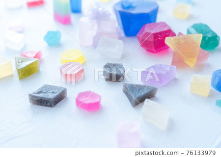 五顏六色的琥珀糖,可以讓光線通過,是透明的,五顏六色的寶石,閃閃發光 五顏六色的琥珀糖,可以讓光線通過,是透明的,五顏六色的寶石,閃閃發光 76133979