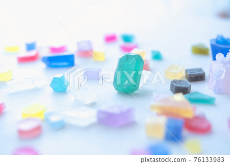 五顏六色的琥珀糖,可以讓光線通過,是透明的,五顏六色的寶石,閃閃發光 五顏六色的琥珀糖,可以讓光線通過,是透明的,五顏六色的寶石,閃閃發光 76133983