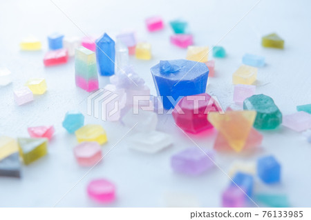 五顏六色的琥珀糖，可以讓光線通過，是透明的，五顏六色的寶石，閃閃發光 76133985