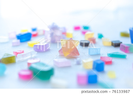 五顏六色的琥珀糖，可以讓光線通過，是透明的，五顏六色的寶石，閃閃發光 76133987
