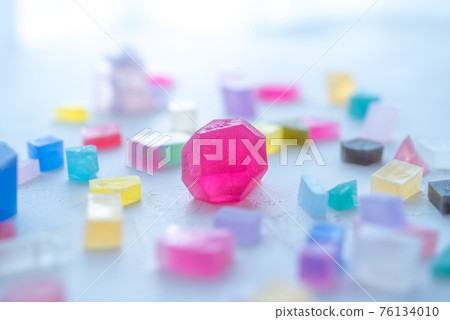 五顏六色的琥珀糖，可以讓光線通過，是透明的，五顏六色的寶石，閃閃發光 76134010