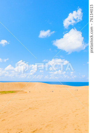 Tottori sand dunes 76134015