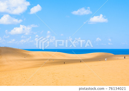 Tottori sand dunes 76134021