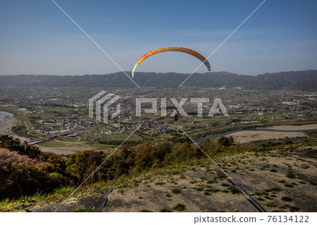 A paraglider taking off toward the Kinokawa River. Kinokawa City, Wakayama Prefecture 76134122