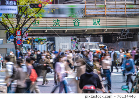 日本東京城市景觀被取消（緊急聲明再延長被取消），但感染再次蔓延・澀谷的許多人= 4月1日 76134446