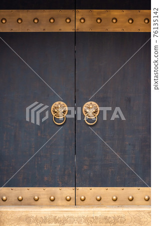 Ancient Chinese traditional door with door knockers Ancient Chinese traditional door with door knockers 76135142