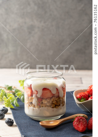 Strawberry and cereal yogurt 76135162