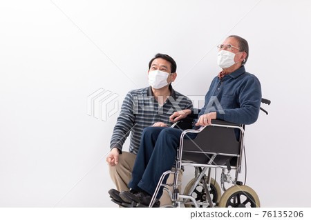 Parent and child senior male middle male wheelchair long-term care mask Parent and child senior male middle male wheelchair long-term care mask 76135206