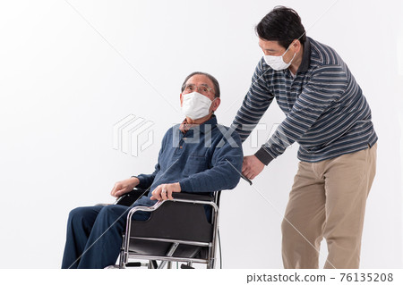 Parent and child senior male middle male wheelchair long-term care mask Parent and child senior male middle male wheelchair long-term care mask 76135208