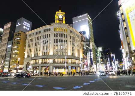 晚上的銀座四丁目十字路口和和光大廈 晚上的銀座四丁目十字路口和和光大廈 76135771