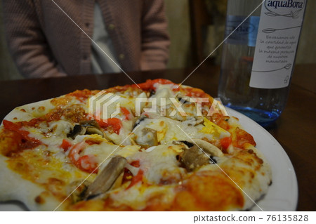 Spanish granada pizza 76135828