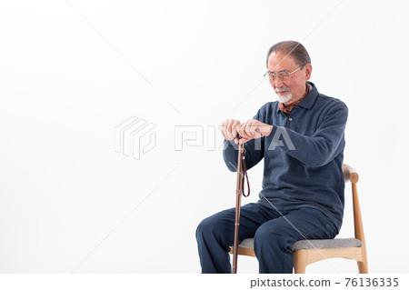 老人魔杖擔心坐下 76136335