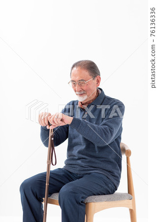 老人魔杖擔心坐下 老人魔杖擔心坐下 76136336